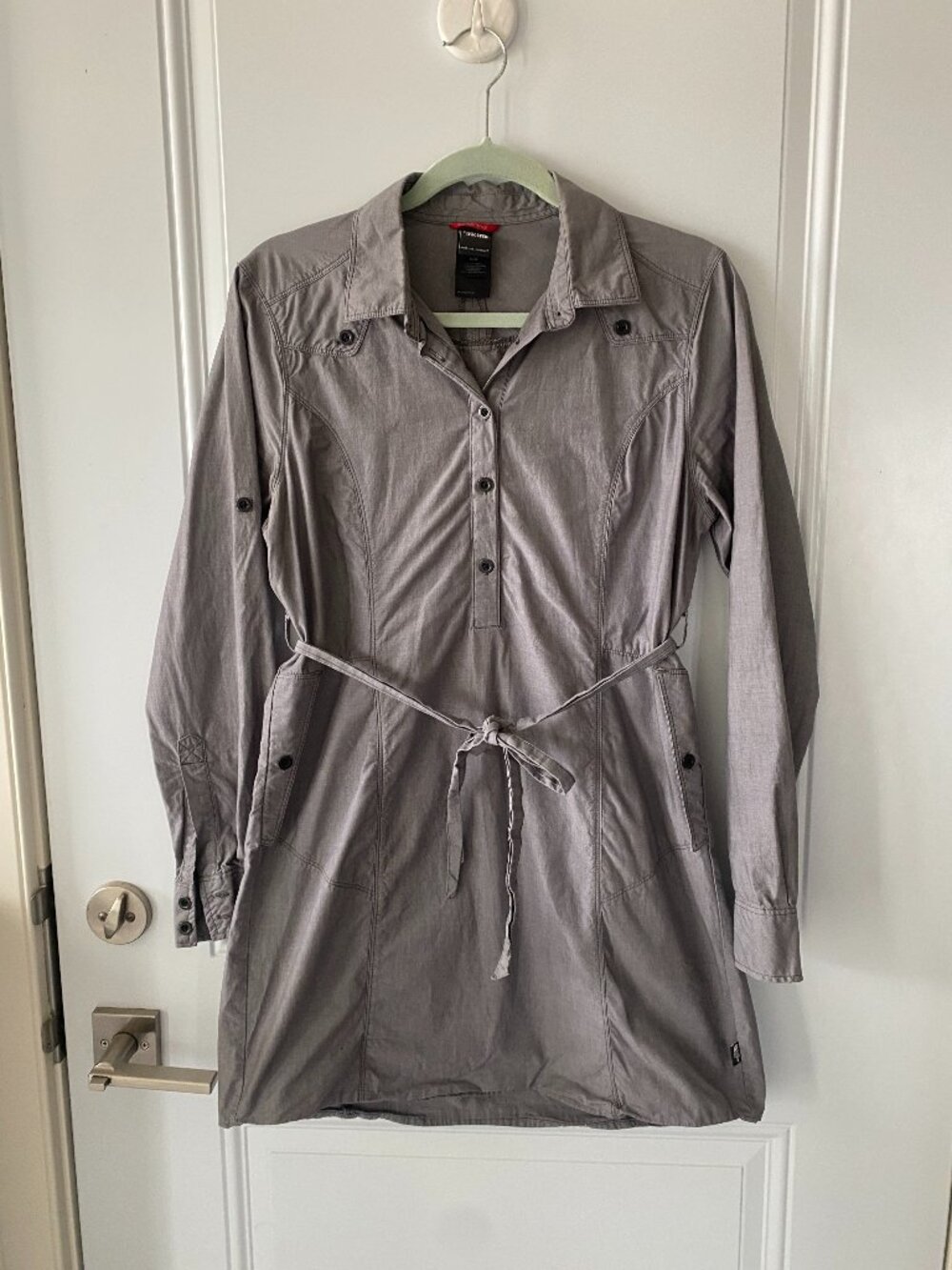 The North Face Chambray Shirt Dress. Size M. Gray